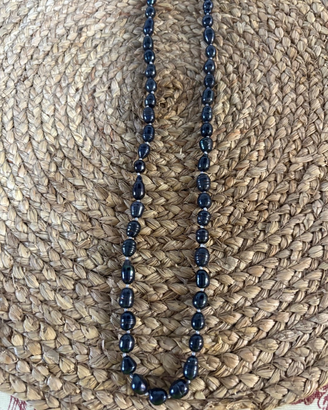 Collar Largo de Perlas de Río Naturales (Estilo Barroco) - Blanco y Negro