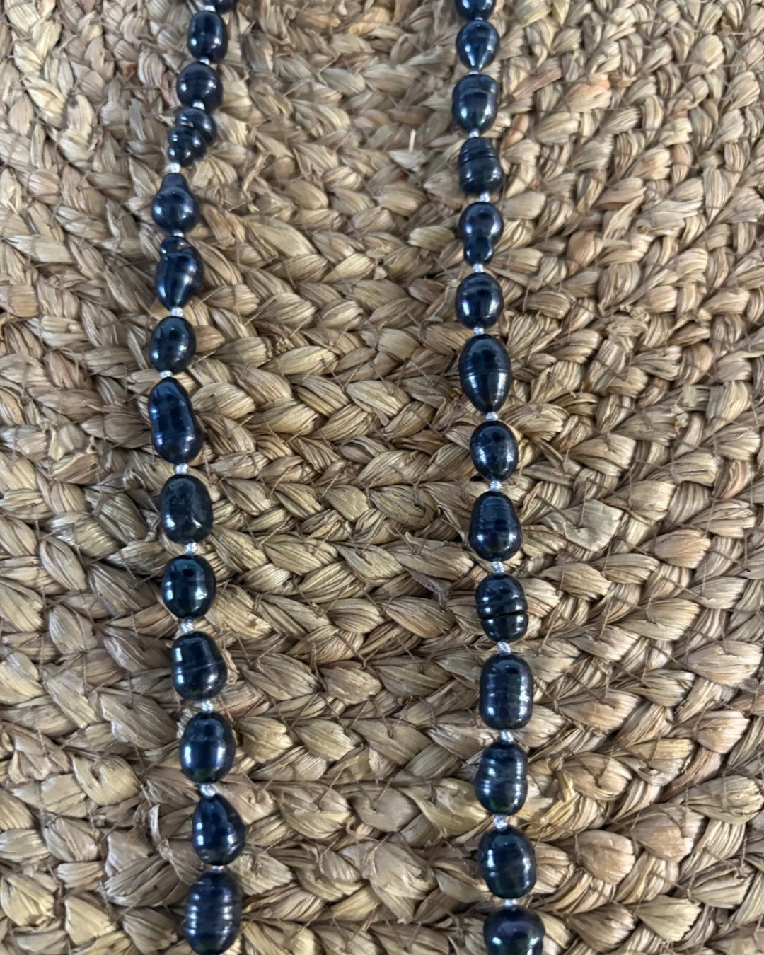 Collar Largo de Perlas de Río Naturales (Estilo Barroco) - Blanco y Negro