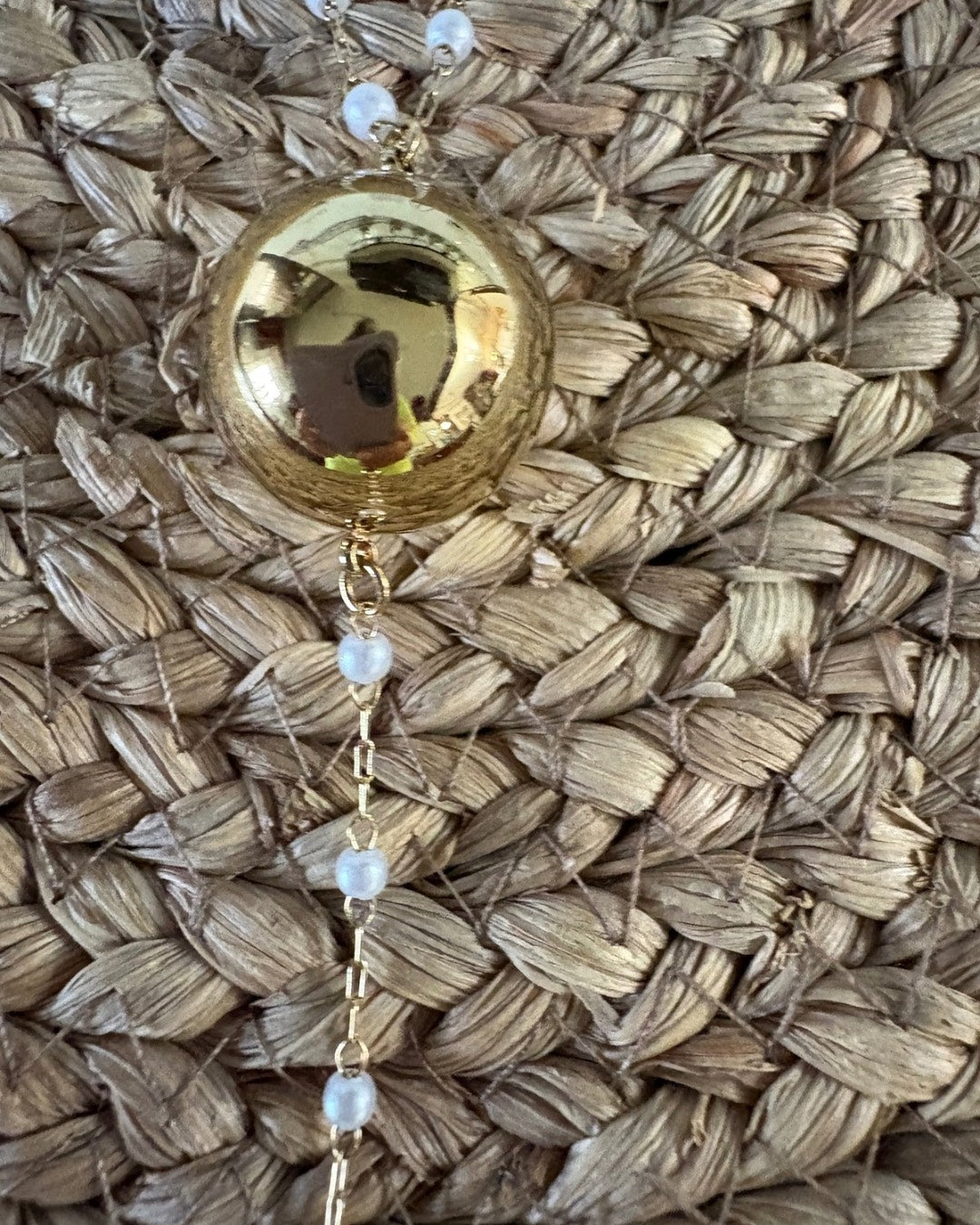 Collar Largo Y-Lariat Perlas y Bolas Doradas | Joyería Elegante Fina