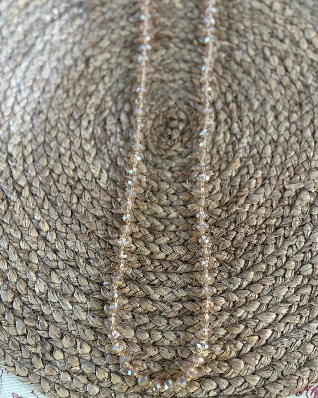 Collar Cadena Larga de Cristal Facetado - Brillo y Versatilidad (Beige y Negro)