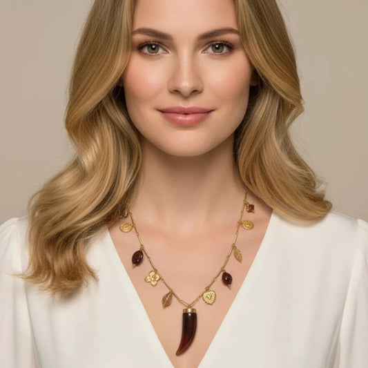 Collar dorado con colgante de cuerno marrón y charms naturales — Estilo boho chic