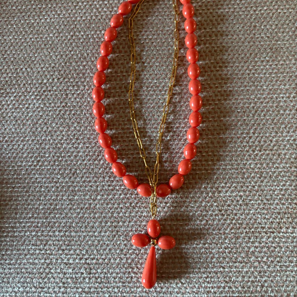 Cadena dorada con cruz grande en coral anaranjado – Impacto y estilo boho