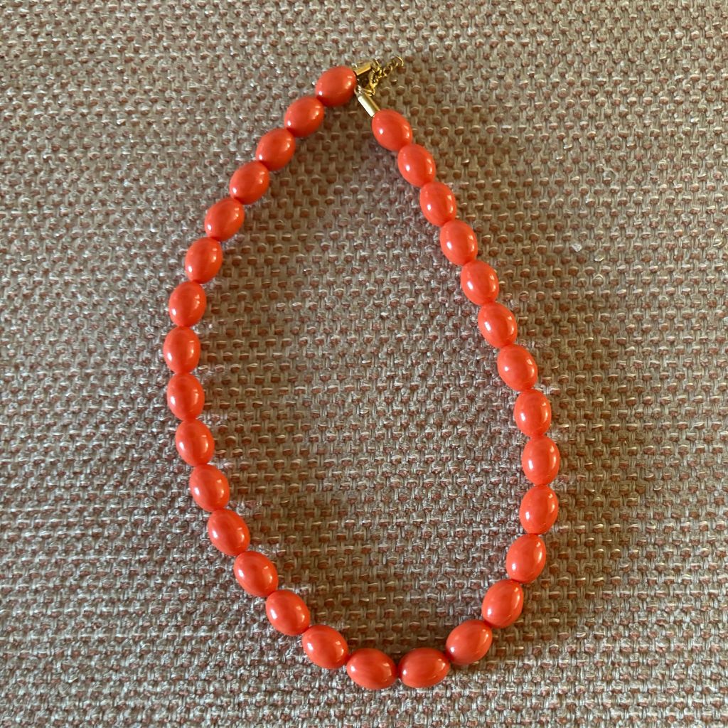 Collar color coral con cuentas ovaladas– Estilo boho chic