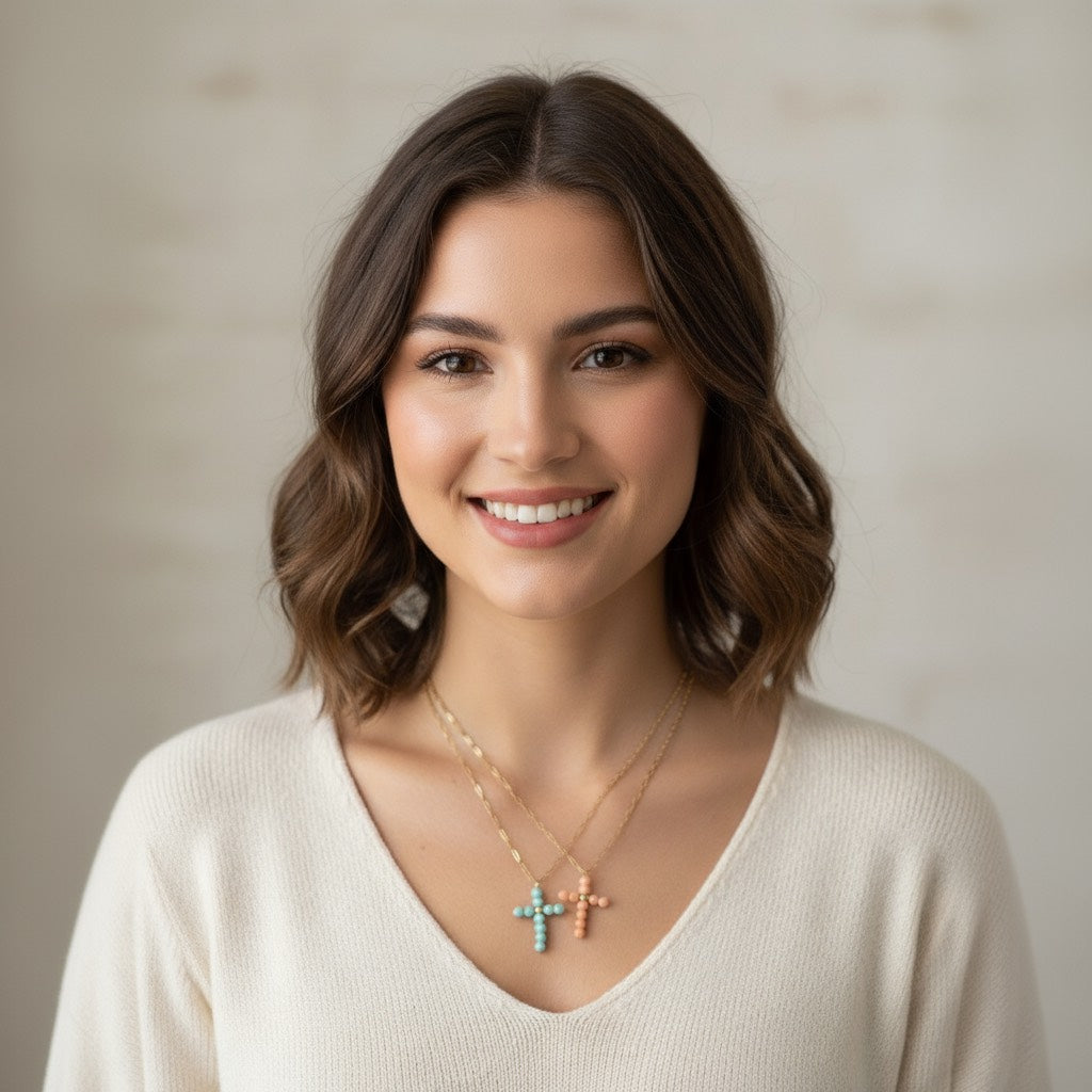 “Detalle del colgante de cruz en coral natural”