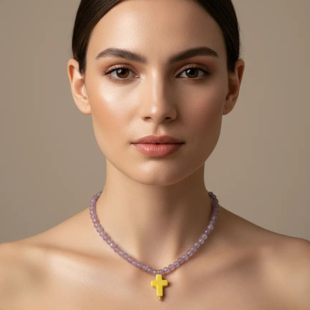 Collar con cuentas de cristal y cruz de cerámica –  Diseño Malva & Amarillo by Keka”