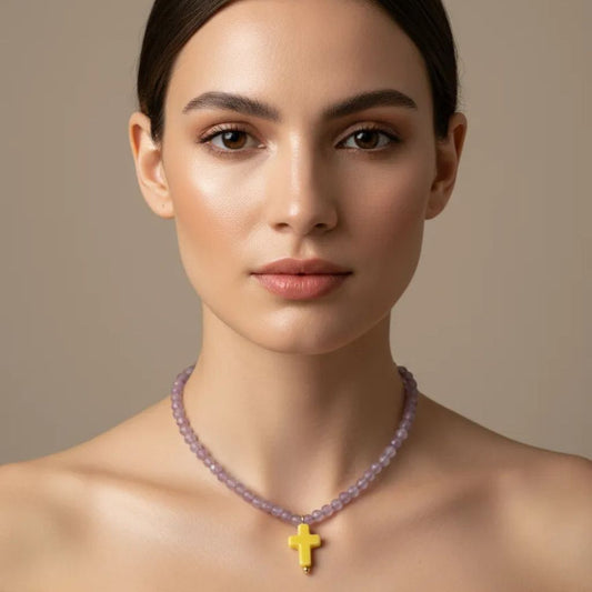 Collar con cuentas de cristal y cruz de cerámica –  Diseño Malva & Amarillo by Keka”