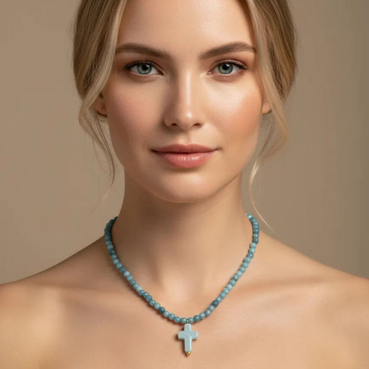 Collar con cuentas de cristal y cruz de cerámica –  Diseño Azul & Celeste by Keka”