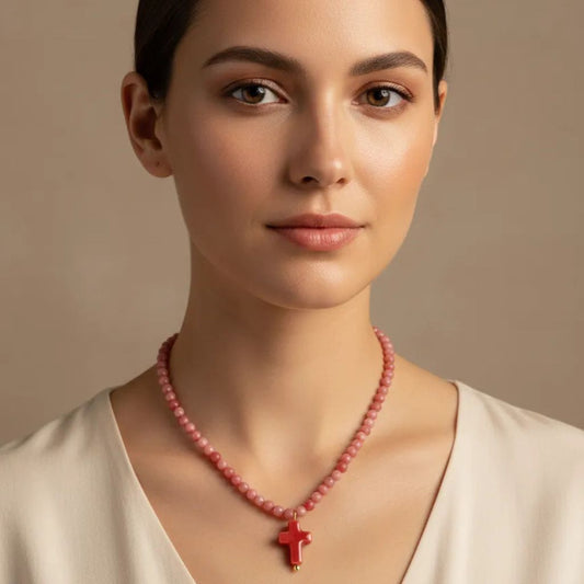 Collar con cuentas de cristal y cruz de cerámica –  Diseño Fresa by Keka”