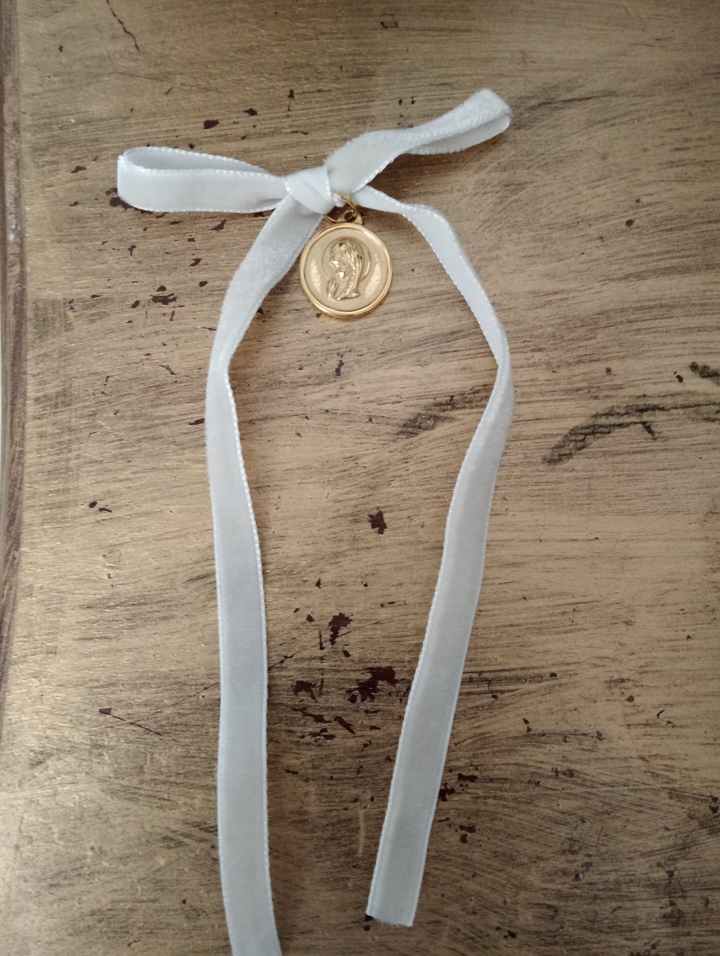 Lazo de terciopelo con medalla Virgen Niña para mantoncillo de flamenca