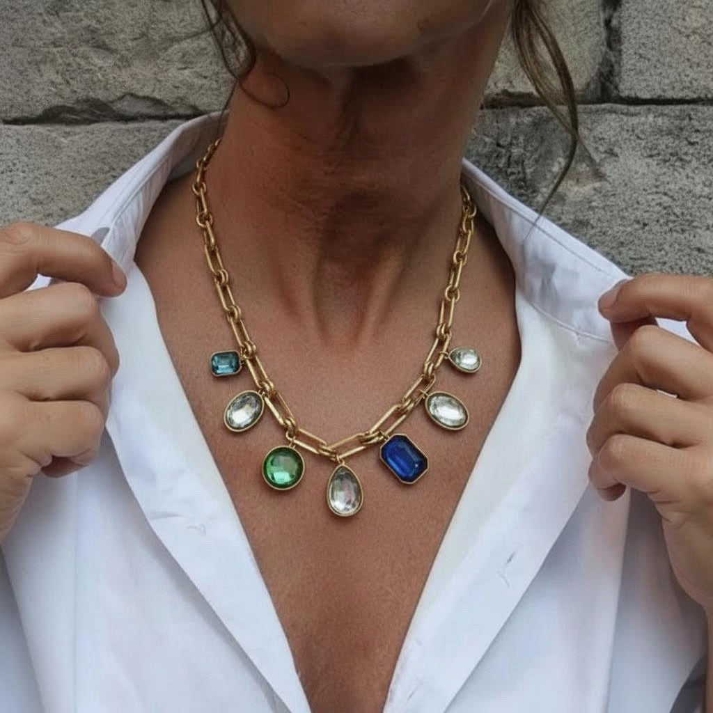 Collar Dorado con Charms de Cristal Multicolor – Eslabones Elegantes