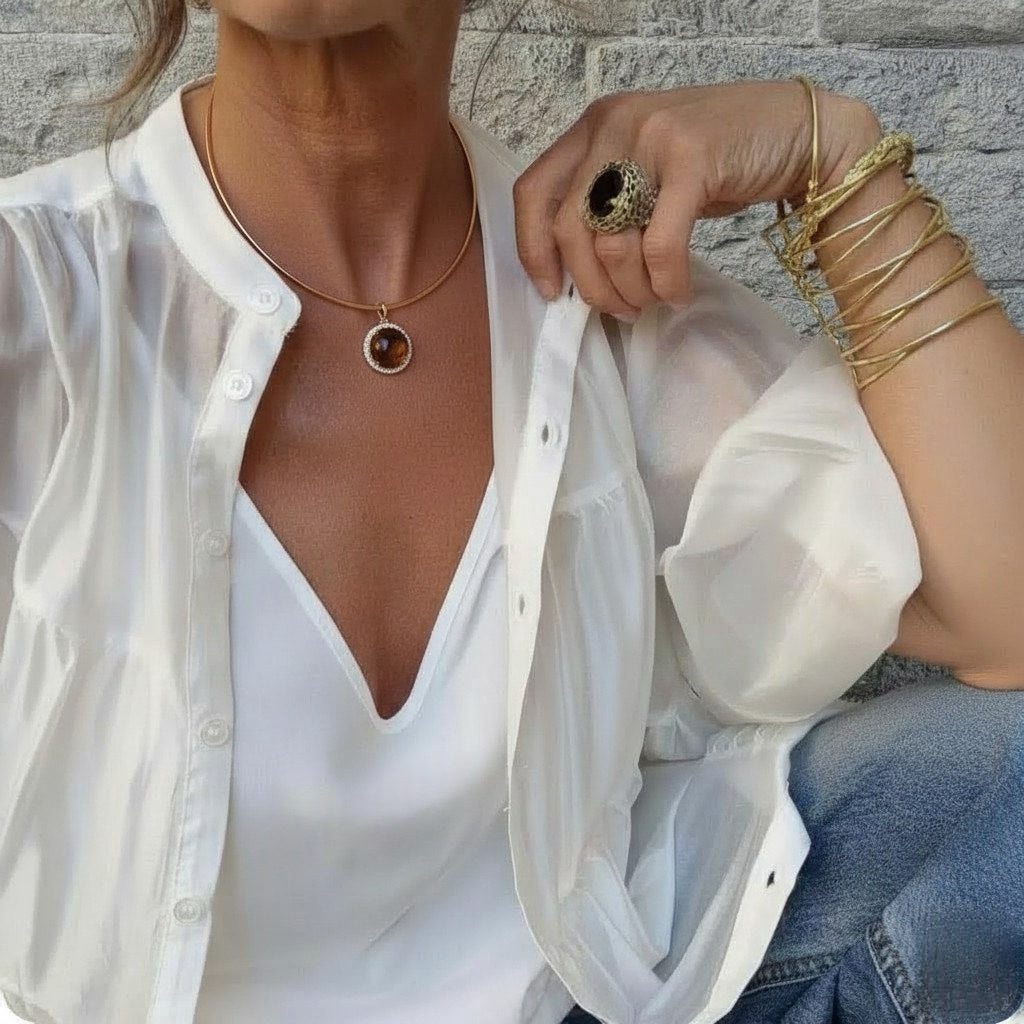 Gargantilla rígida dorada con colgante circular decorado