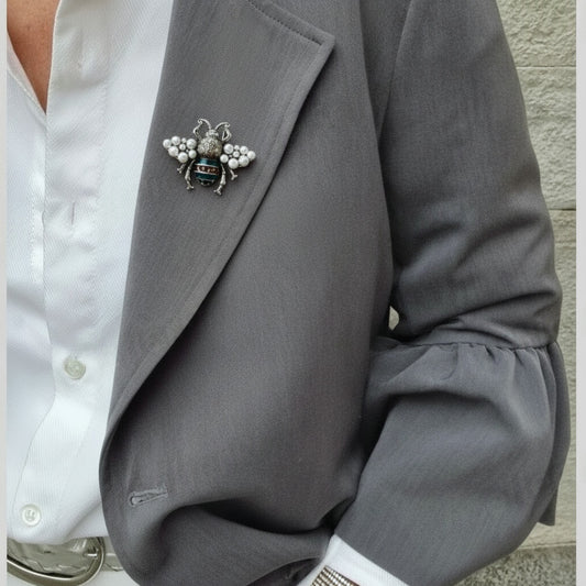 Broche abeja con perlas decorativas