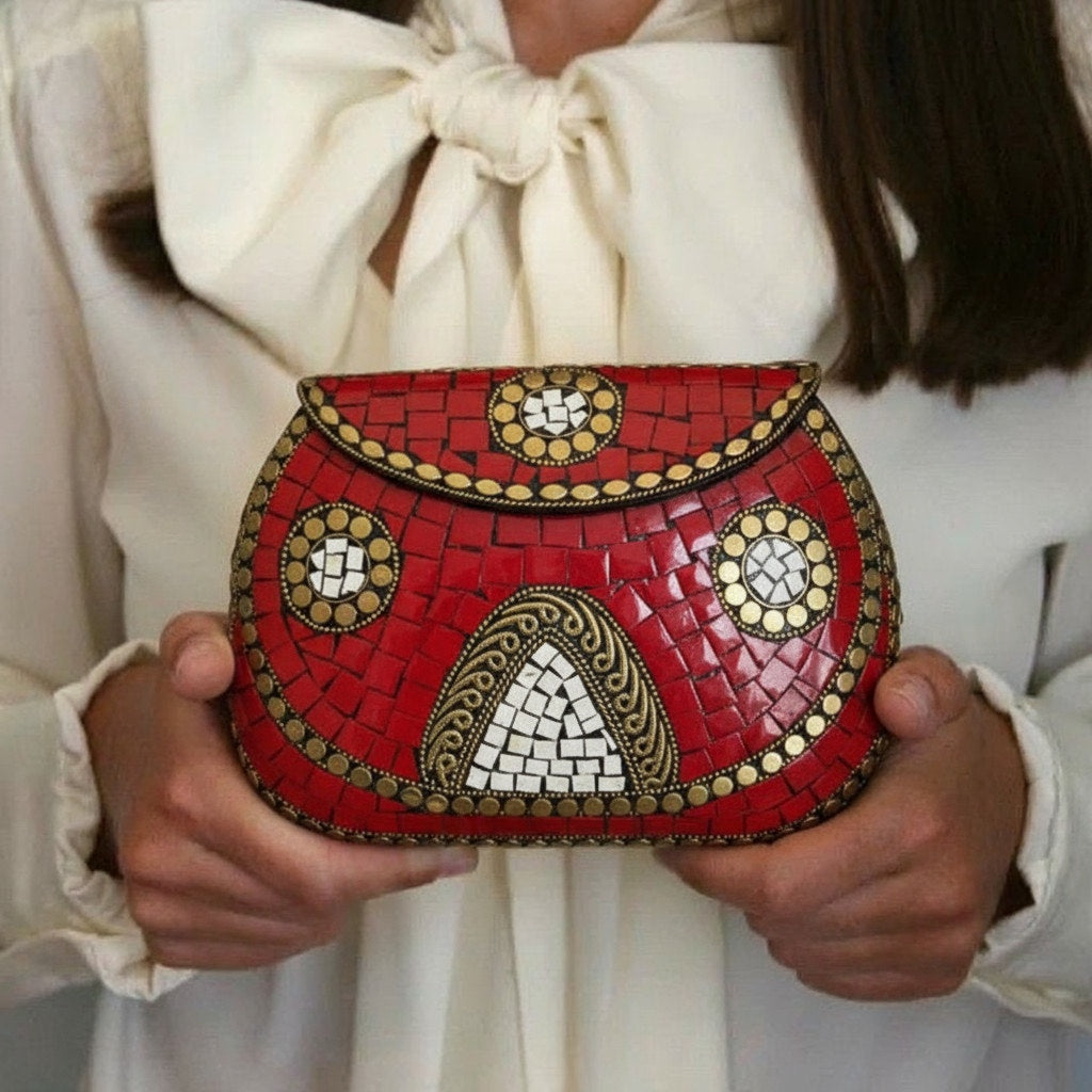 Bolso clutch mosaico rojo con detalles dorados