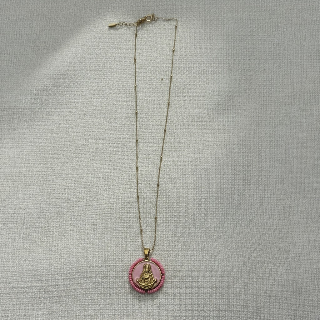 Cadena fina dorada con medalla en color Virgen del Rocío – estilo devocional y elegante