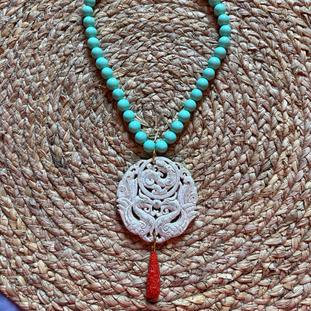 Collar Turquesa con Colgante Tallado y Gota Coral