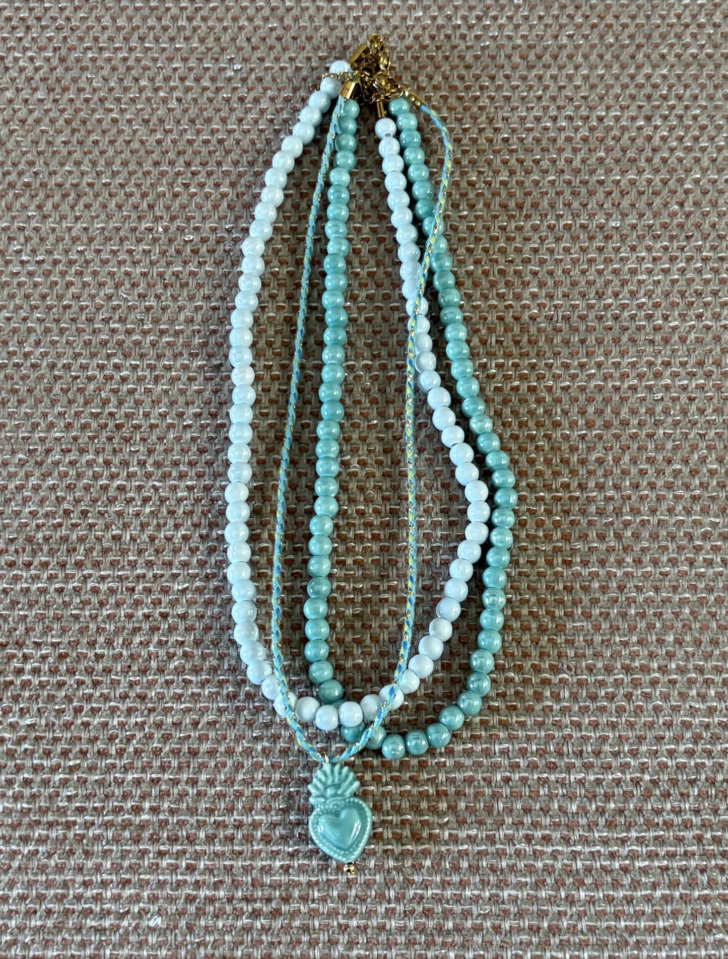 Collar con cordón trenzado y colgante de corazón esmaltado